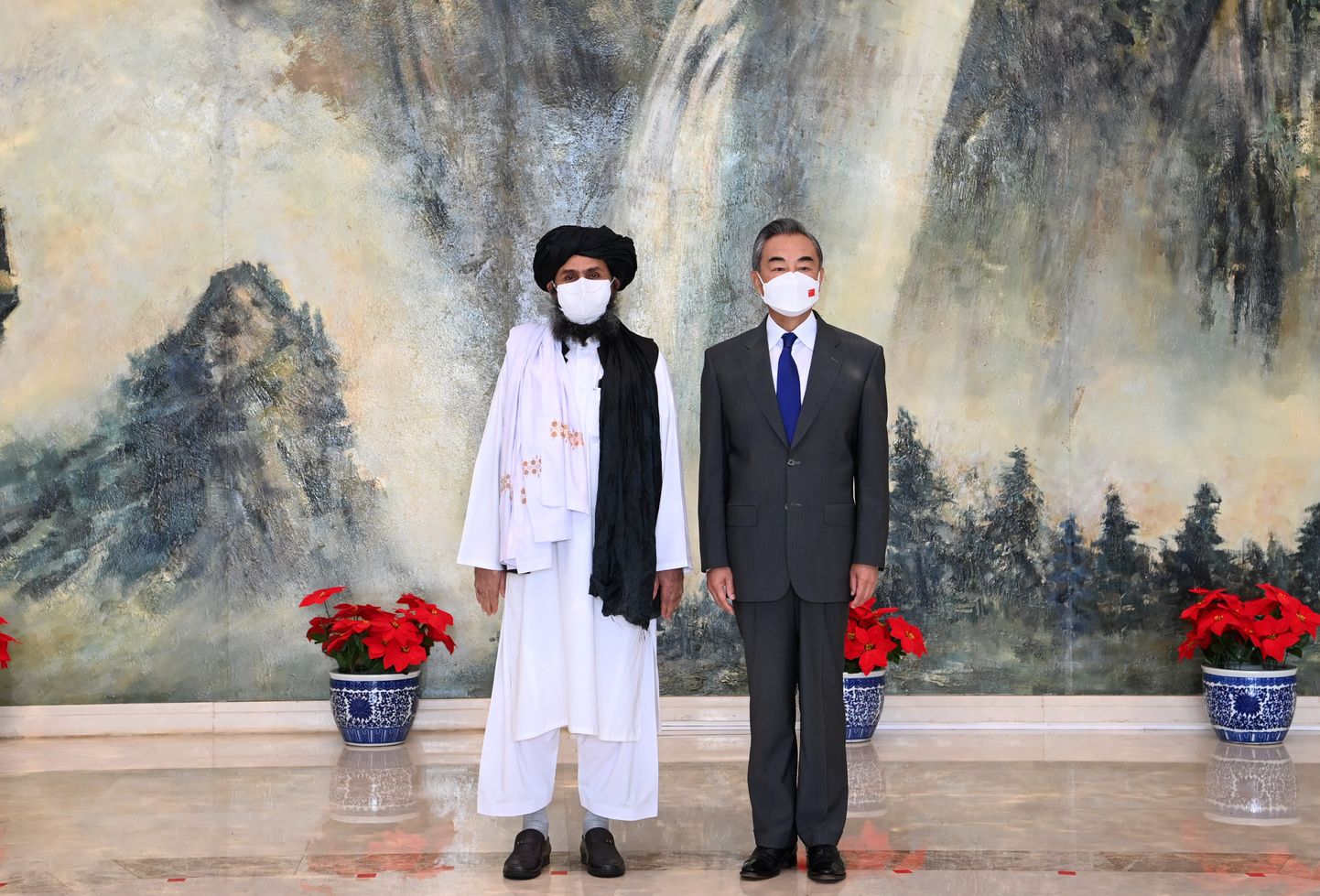 Hiina välisminister Wang Yi ning Talibani liider mulla Abdul Ghani Baradar kohtusid tänavu juulis.