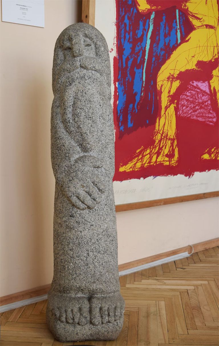 Timiāna Munkēvica "Ceļa stabiņš", 1983. Granīts, 118x27 cm