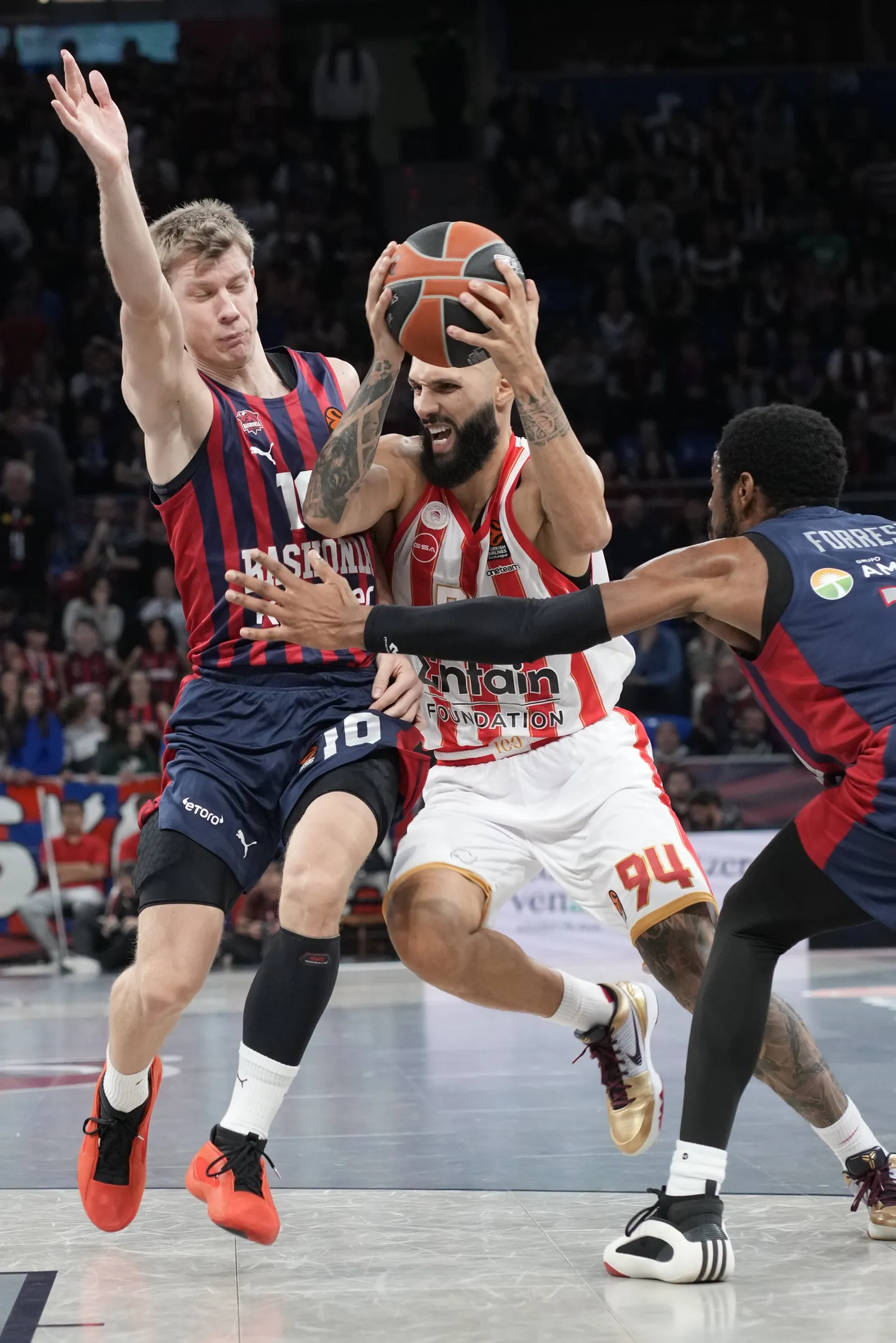 Palliga on külaliste üks võtmemängijaid Evan Fournier (keskel), keda blokeerib Ognjen Jaramaz (vasakul).