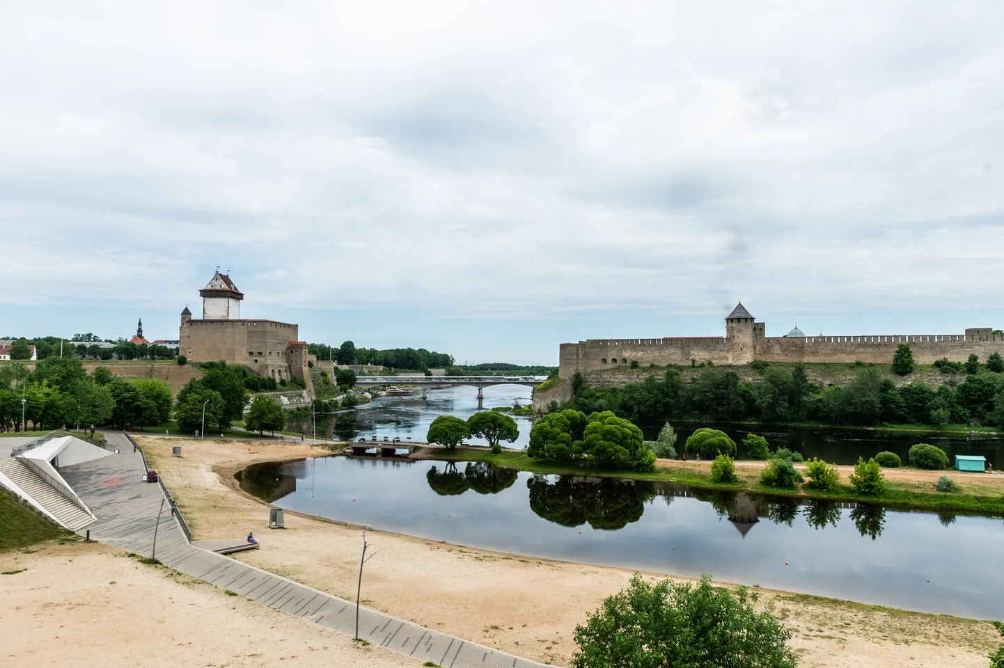 Illustreeriv foto Narva linnast.