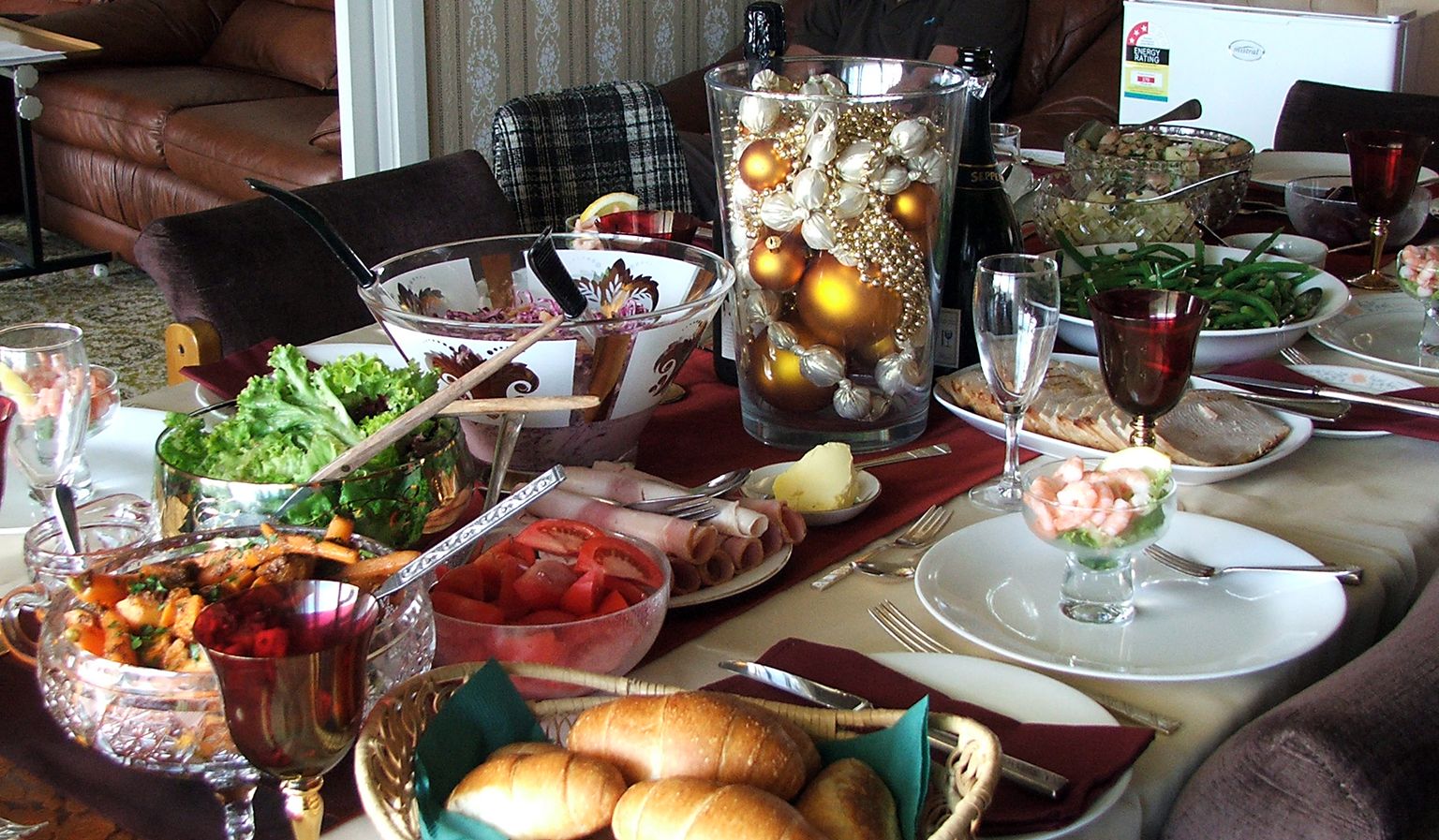 Накрытый новогодний стол с едой