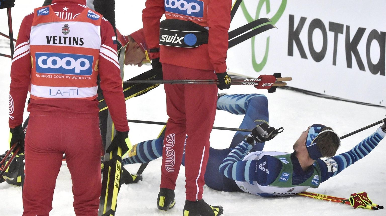 Soome suusataja Joni Mäki lamab eelmisel pühapäeval Lahti MK-etapi teatesõidu finišis selili lumel. Sinna rammis ta Venemaa koondise ankrumees Aleksandr Bolšunov.