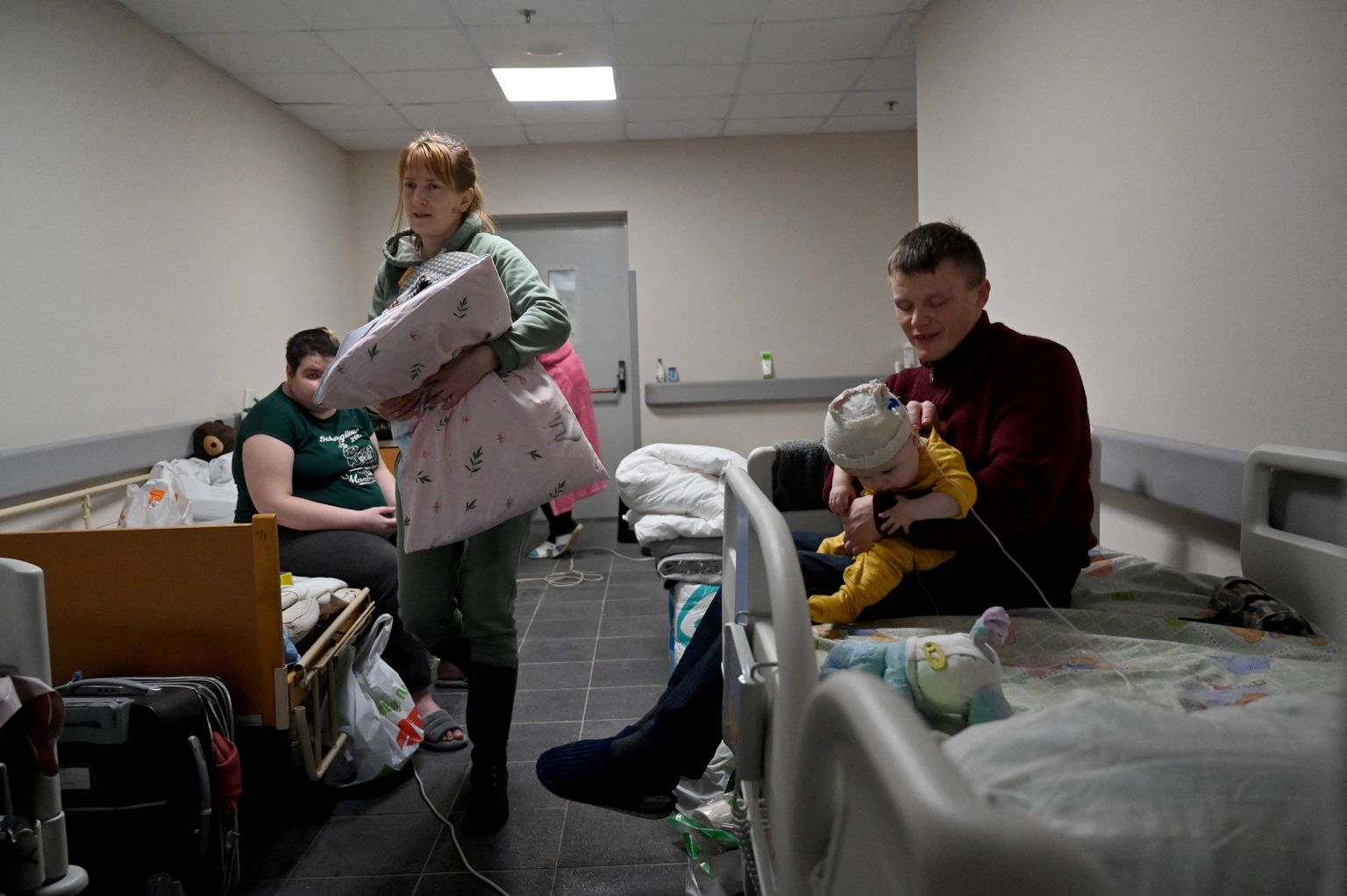 Kiievi lastehaiglas olevad lapsed ja vanemad enne evakueerumist ja Poola või Saksamaa haiglate poole teele asumist.