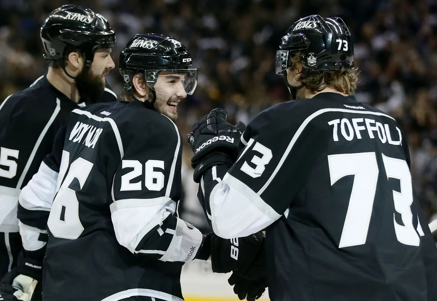 Los Angeles Kingsi mängijad Sergei Vojnovit (nr.26)õnnitlemas