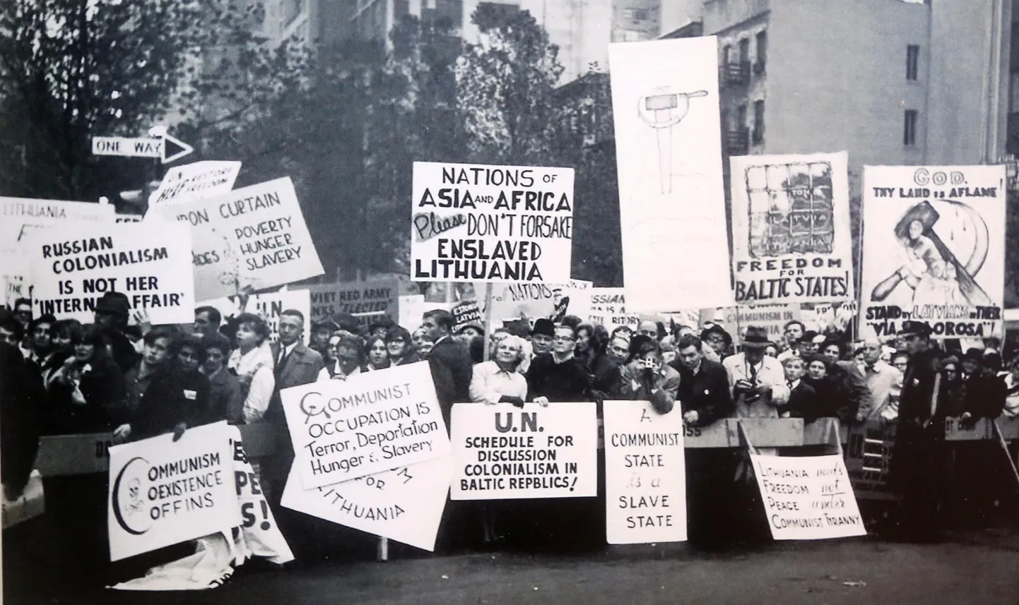 Leedu pagulaste meeleavaldus ÜRO juures New Yorgis Balti riikide okupeerimise vastu. Ühel loosungil on tekst: Aasia ja Aafrika rahvad, palun ärge unustage orjastatud Leedut! Tony Mažeika foto pärineb Riias Läti rahvusraamatukogus peetud BALTUNi näituselt.