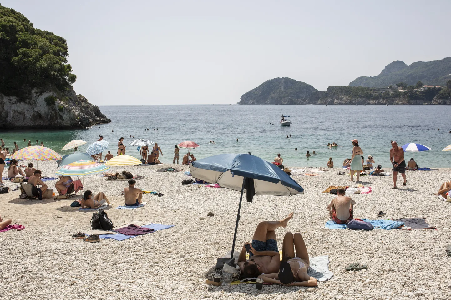 Turistid Kreekas Korfu saare rannal.