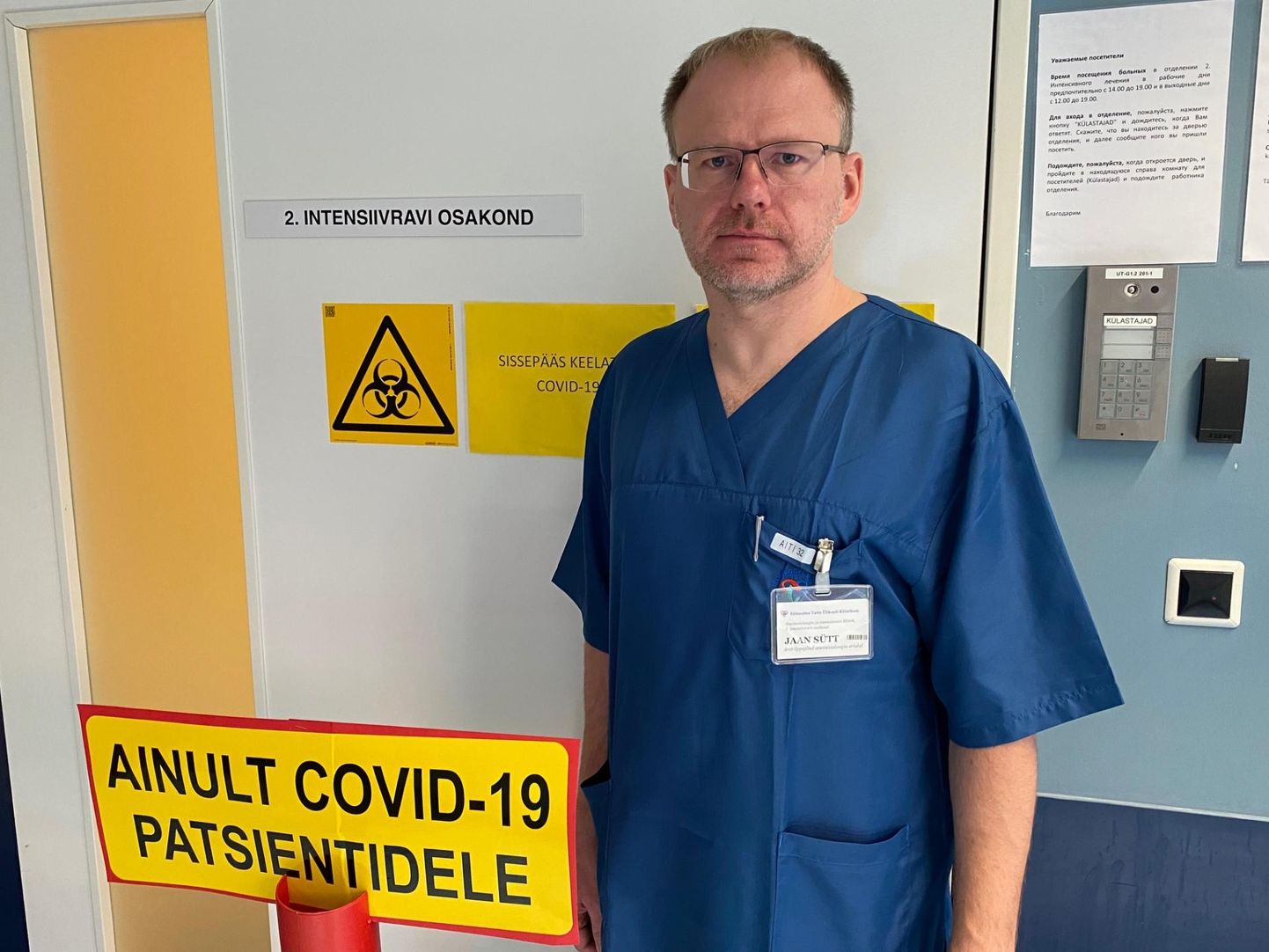 Стаж врача интенсивной терапии Яана Сютта - 15 лет. Он также работает анестезиологом и работал на скорой помощи. Сейчас он вдобавок ко всему исполняет обязанности президента Эстонского союза врачей.