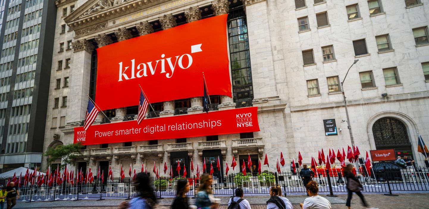 Klaviyo börsidebüüti tähistati ettevõtte logoga plakatil New Yorgi börsi (NYSE) hoone fassaadil.