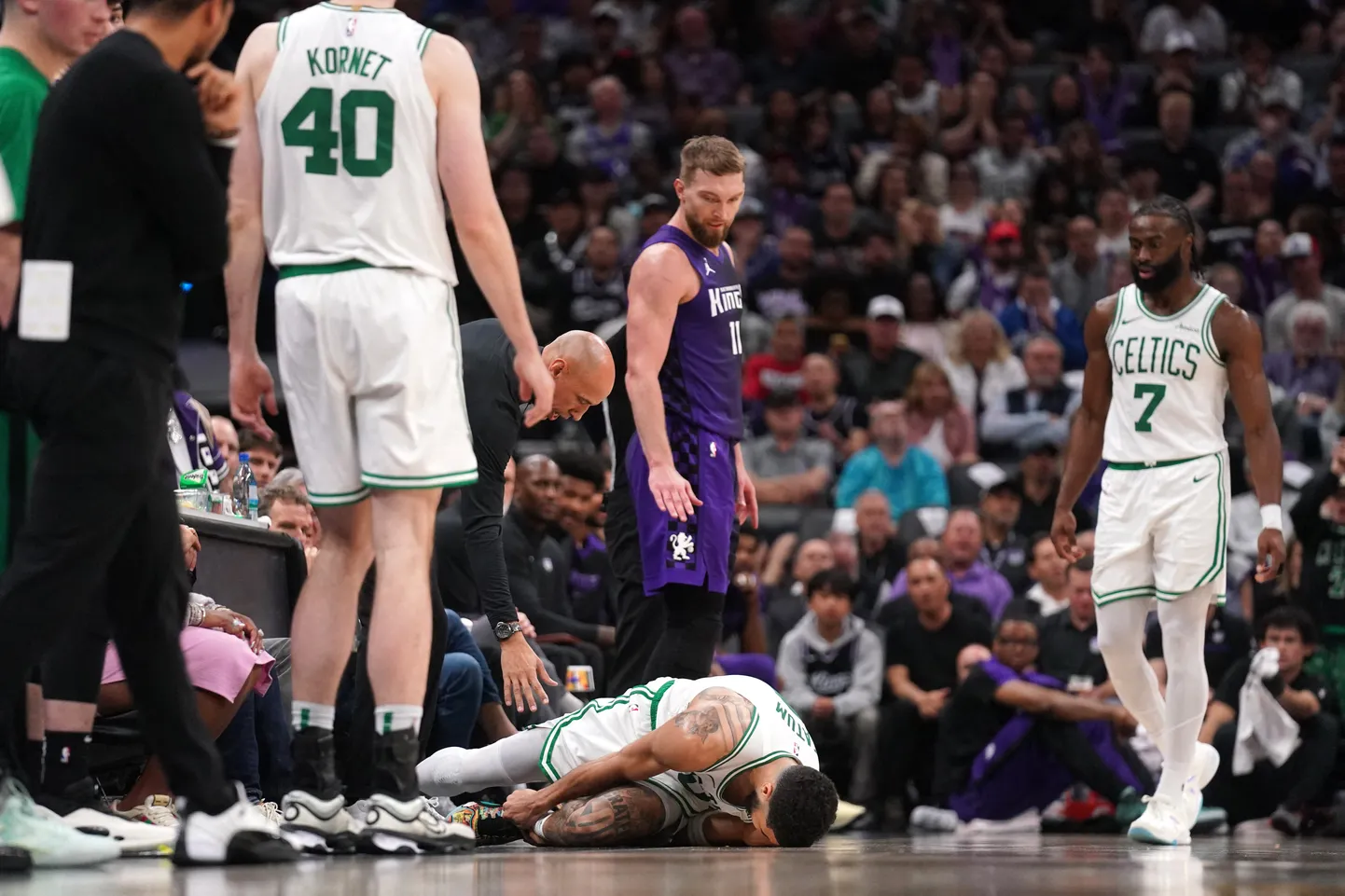 Domants Sabonis stāv pie savainotā Džeisona Teituma.