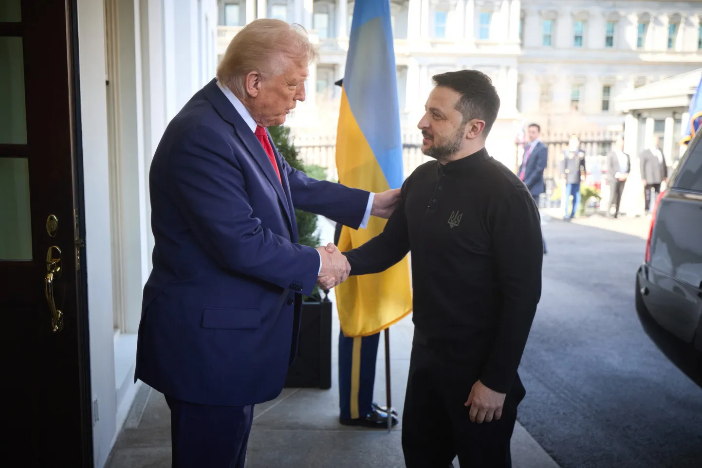 USA president Donald Trump ja Ukraina president Volodõmõr Zelenskõi surumas kätt valges maja ees 28. veebruaril 2025. aastal enne kohtumist, kus telekaamerate ees sõnasõjaks läks.