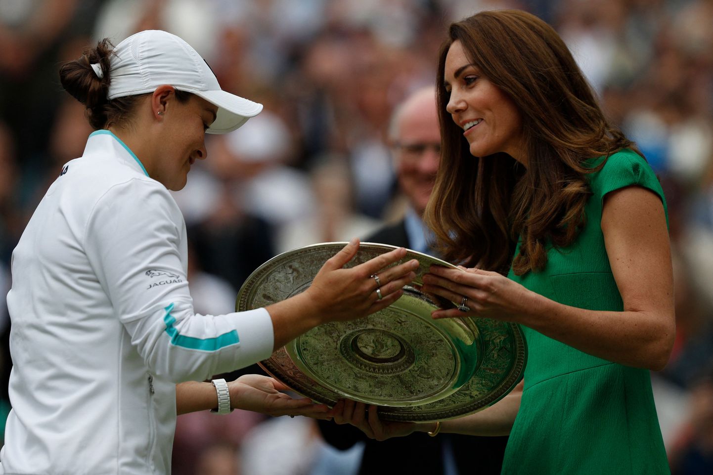Austrālijas tenisiste Ešlija Bārtija saņem trofeju no Kembridžas hercogienes Keitas Midltones.