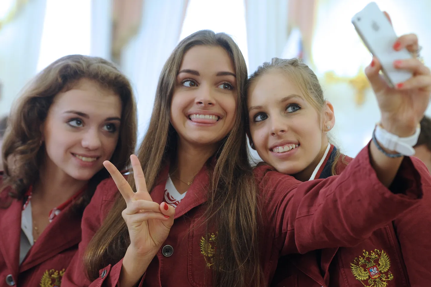 Iluvõimlejad Ksenia Dudkina, Karolina Sevastjanova (keskel) ja Anastasia Bliznjuk 2012. aastal.