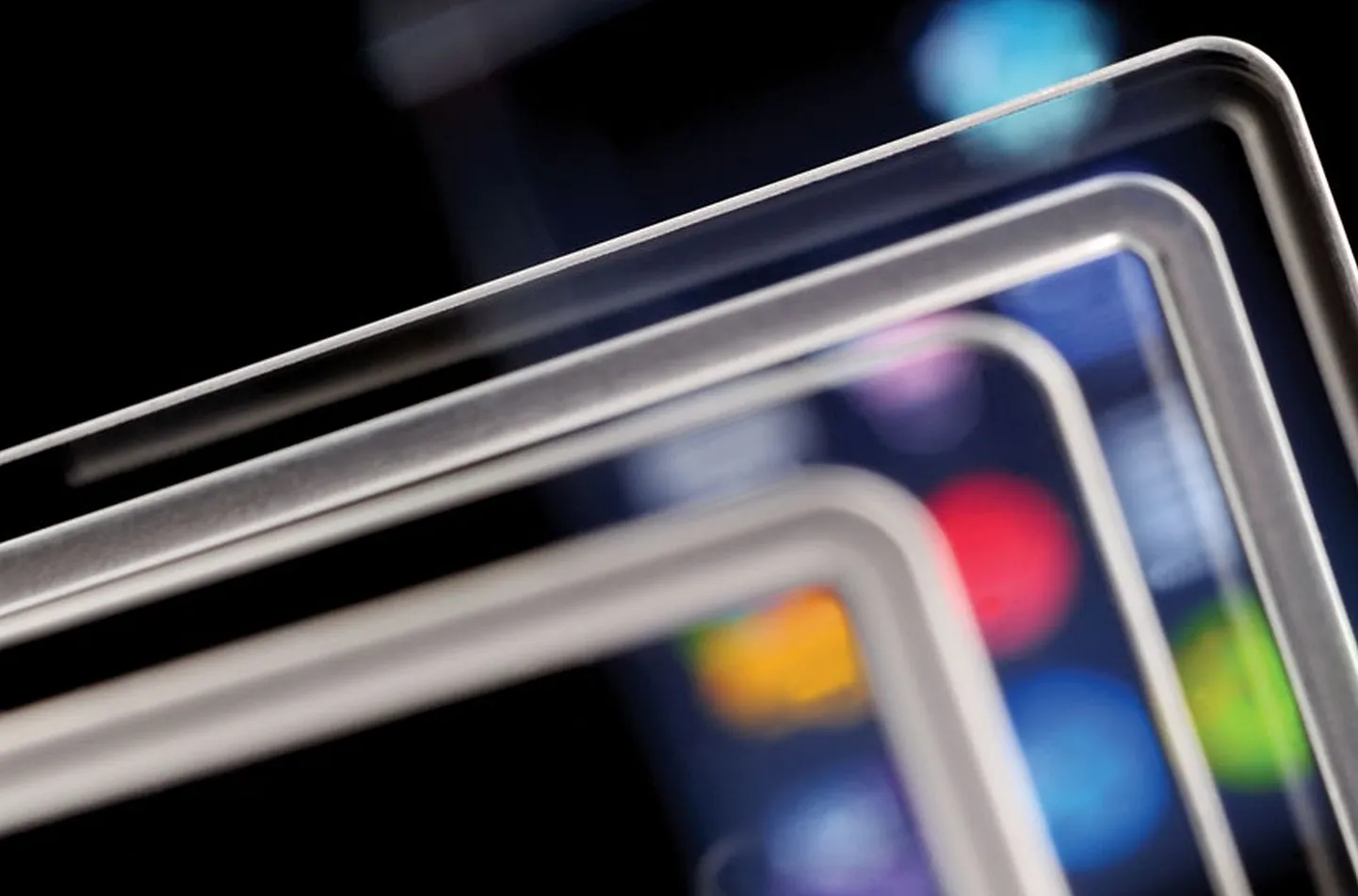 Ekraanikaitse Gorilla Glass Victus 2 teeb kriimustuse pigem asfaldile, kui telefoniekraanile.