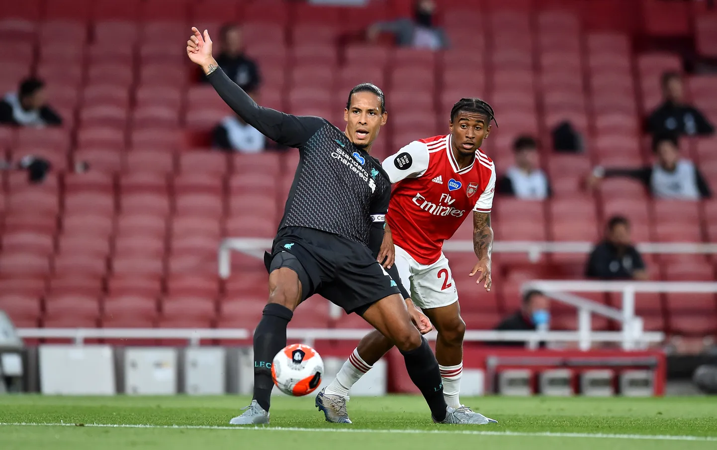 Virgil van Dijk (mustas) vahetult enne saatuslikku eksimust.
