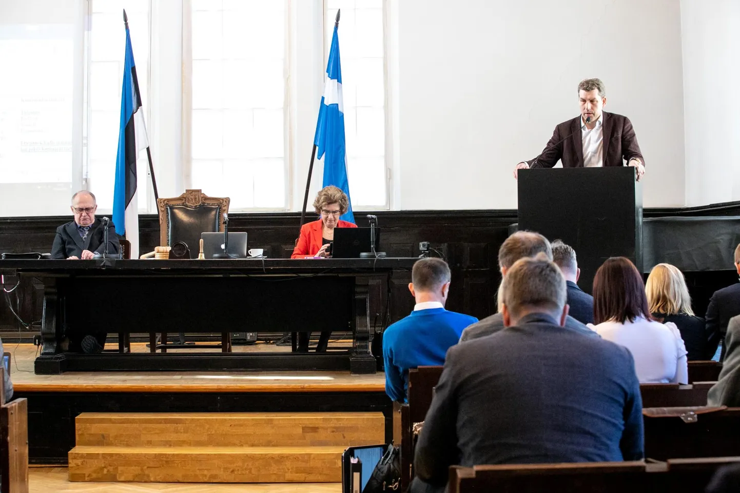 Pärnu Postimehe ja Tre Raadio ühissaates “Aktuaalne Pärnumaal” rääkisid ajakirjanikud Regina Jaakson Tre Raadiost ja Kalev Vilgats Pärnu Postimehest ning volikogu teenistuse juhataja Urmas Salmu volikogust.
