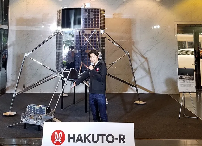 Takeshi Hakamada demonstreeris kolmapäeval toimunud pressikonverentsil Hakuto-R maandurit ja ühte kulguritest.