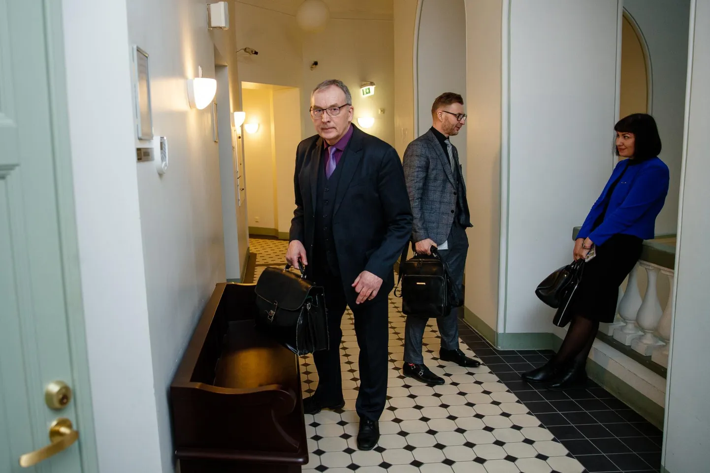 Advokaat Mati Senkel (esiplaanil) on enam kui kindel, et Aivo Peterson ei ole süüdi, ning kui vaja, lähevad nad riigikohtuni välja.
