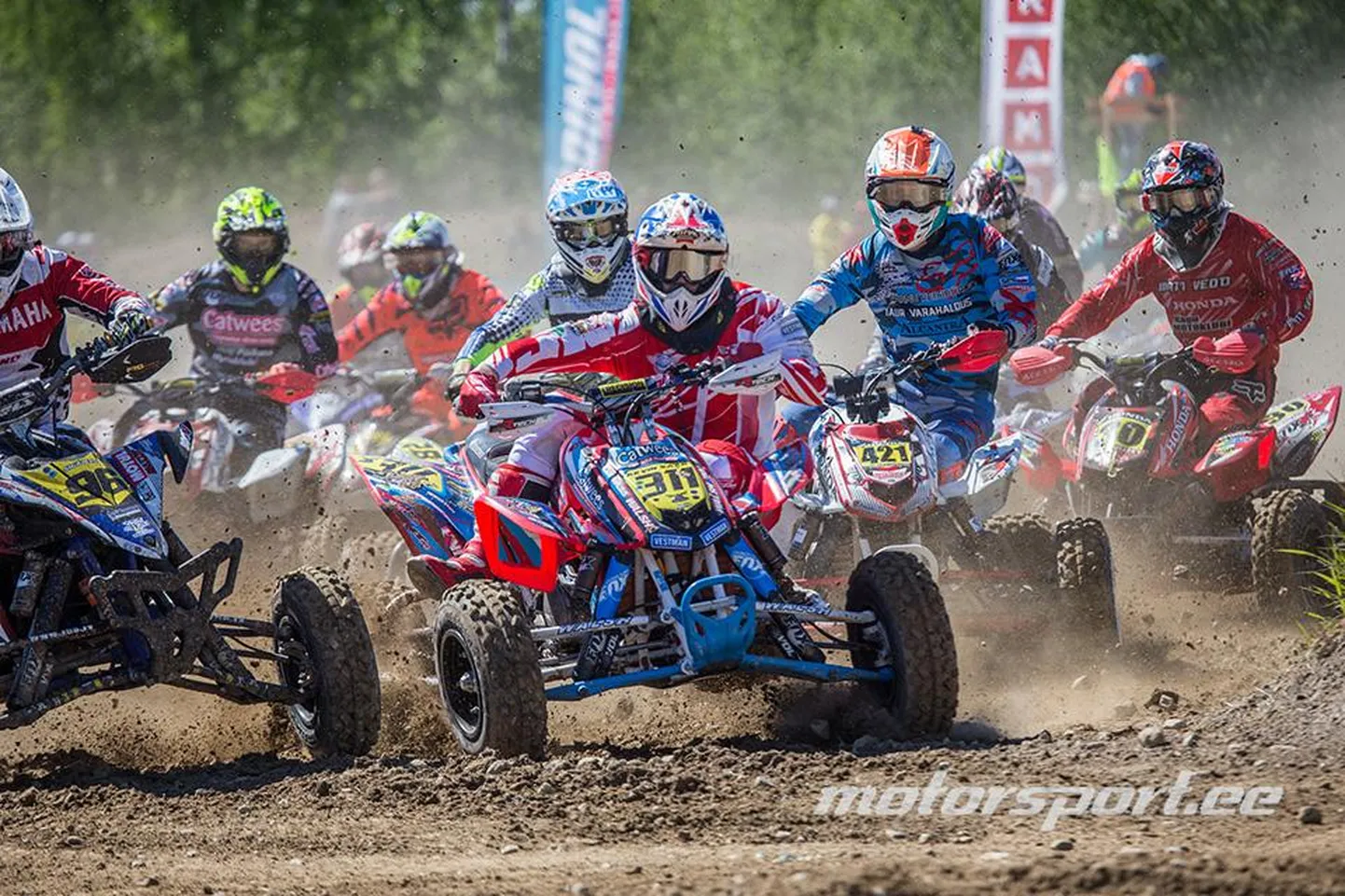 Quadracer&#39;ite eliitklassi sõitjad tuiskavad rajale.