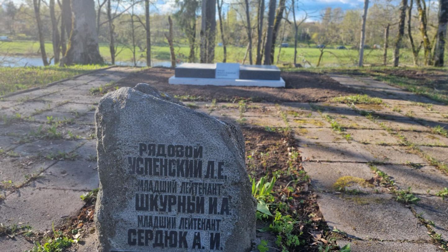 Вчера демонтировали советский памятник в Тори. Новый, более нейтральный надгробный памятник будет установлен в конце этого месяца.