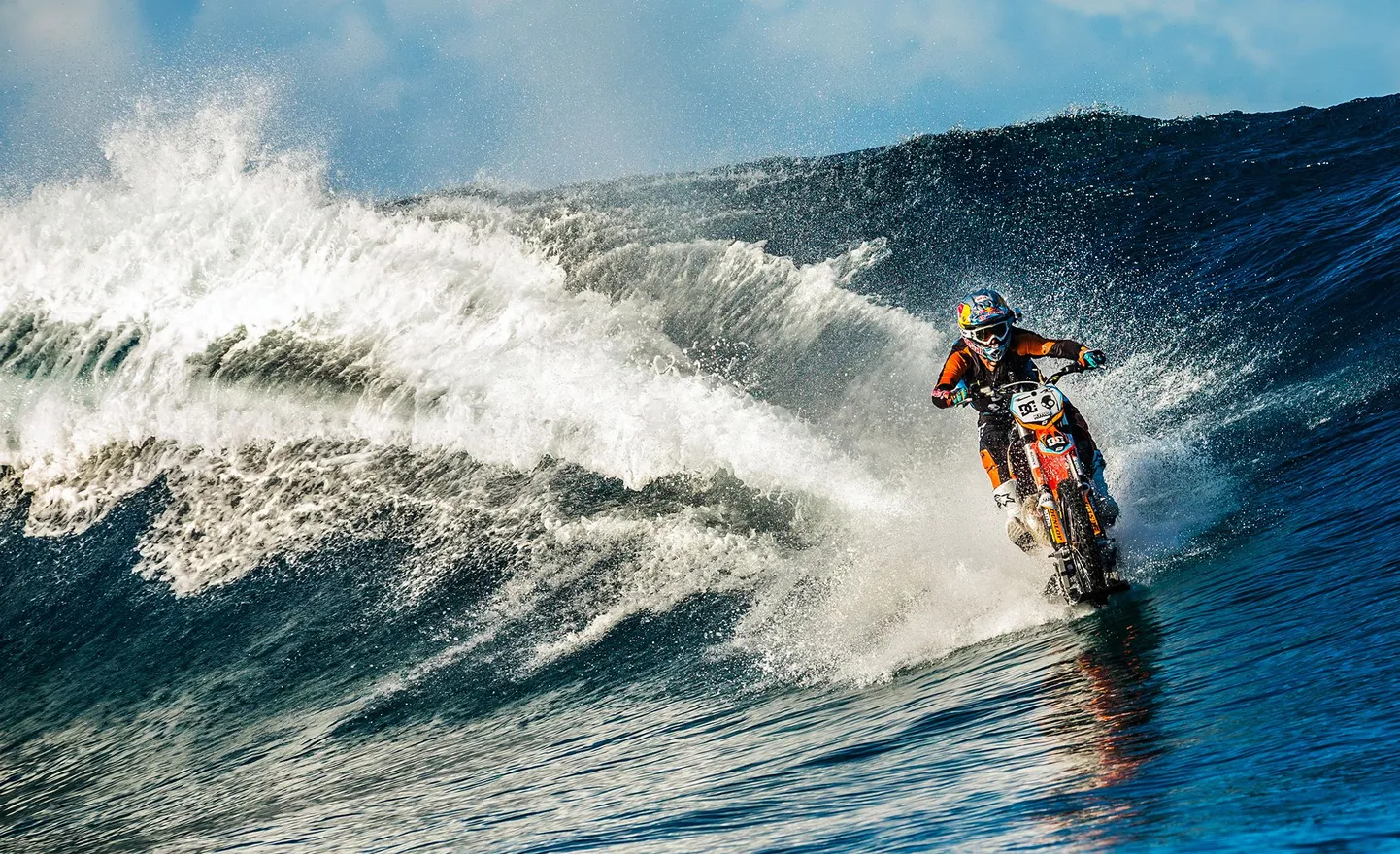 Robbie Maddison tsikliga lainet püüdmas.
