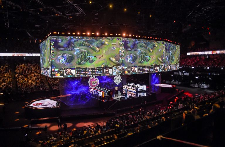 Hiina ja Euroopa meeskond «League of Legendsi» maailmameistrivõistluste finaalis Pariisis 2019. aasta novembris.