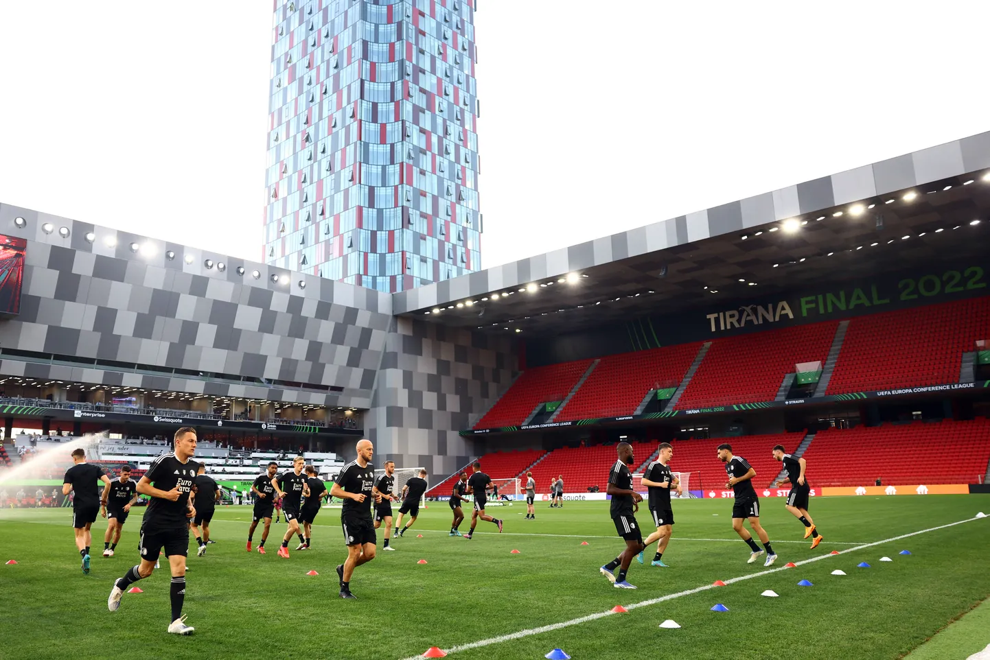 Rotterdami Feyenoordi meeskond harjutamas Tiranas asuval Kombetare staadionil.