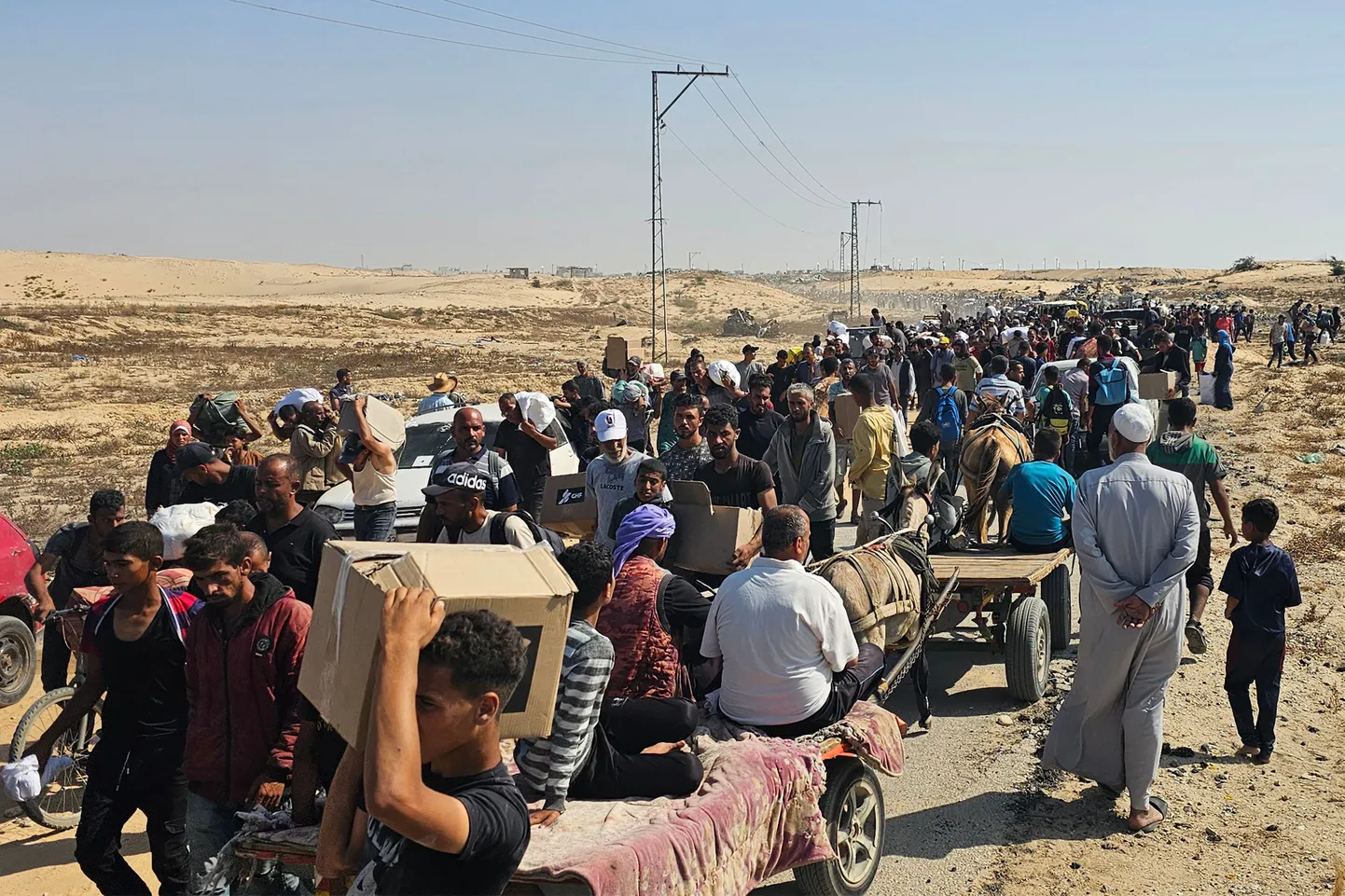 Palestiinlased ootavad järjekorras, et saada humanitaarabipakk. Rafa, Gaza. 5. juuni 2025.
