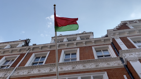 Один человек задержан после нападения на посольство Беларуси в Лондоне. Минск обвиняет "радикальную группировку" оппозиционеров