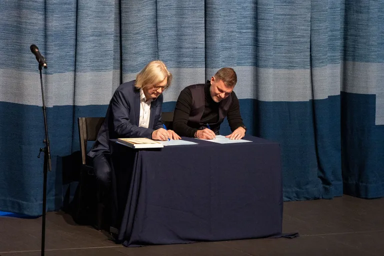 Järvamaa kutsehariduskeskuse direktor Rein Oselin (vasakul) ja jalgpalliklubi Paide Linnameeskond president Veiko Veskimäe allkirjastasid heatahtelepingu jalgpalliakadeemia rajamiseks.
