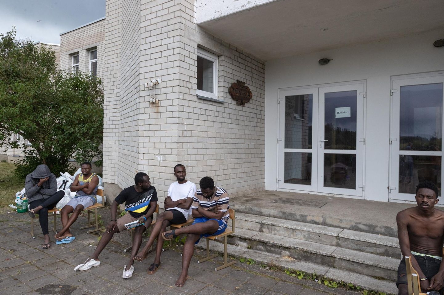 Migrandid Vydeniai koolimajas, mis on on muudetud põgenikekeskuseks.