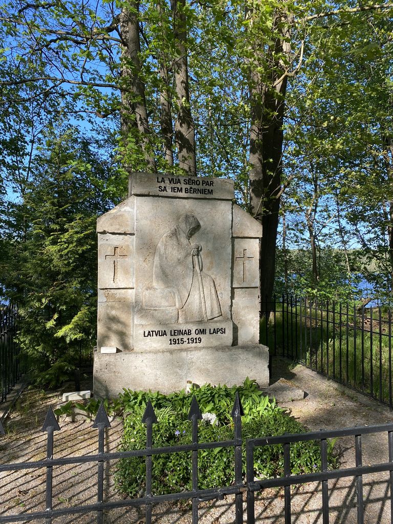 Памятник «Латвия скорбит о своих детях» в Сийвертси