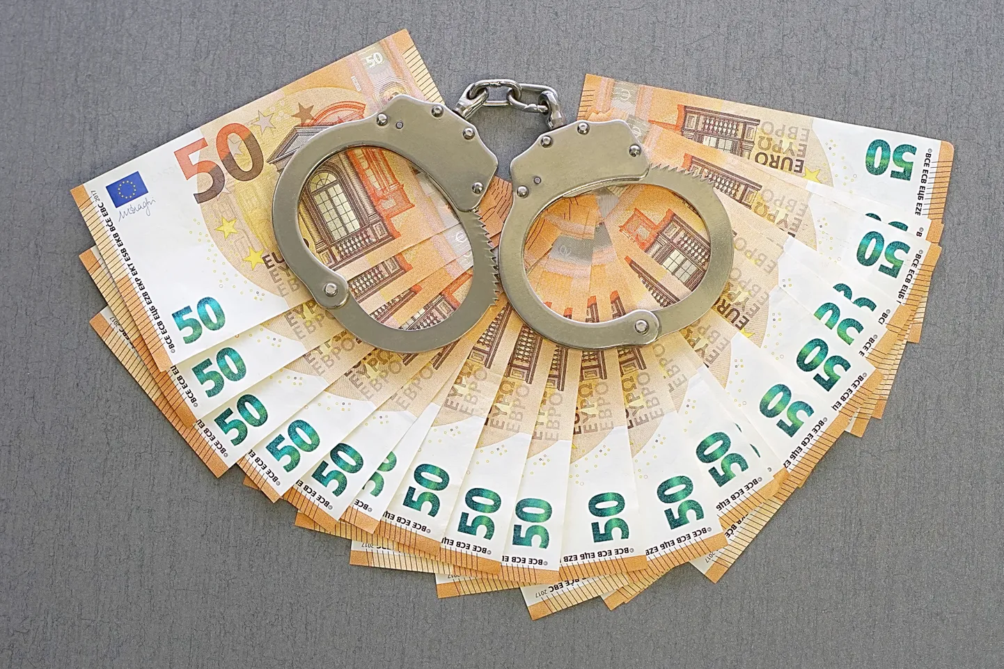 Kukulis un roku dzelži. Ilustratīvs attēls