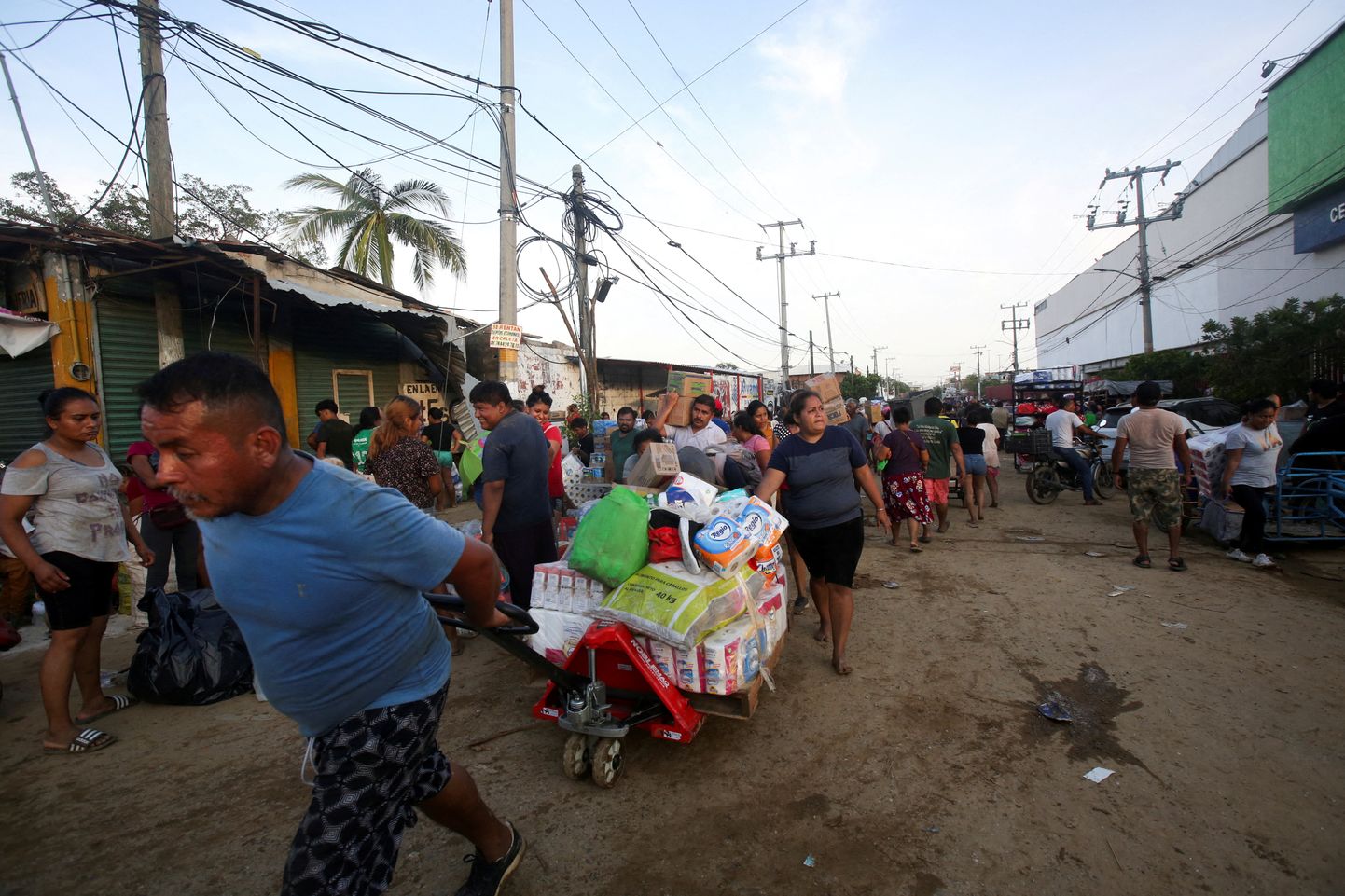 Orkaanist räsitud Acapulco elanikud veavad rüüstatud supermarketist minema esmatarbekaupu.