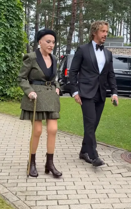 ВИДЕО ⟩ Пугачева прибыла на гала-концерт Laima Rendezvous с тростью и рассказала, почему