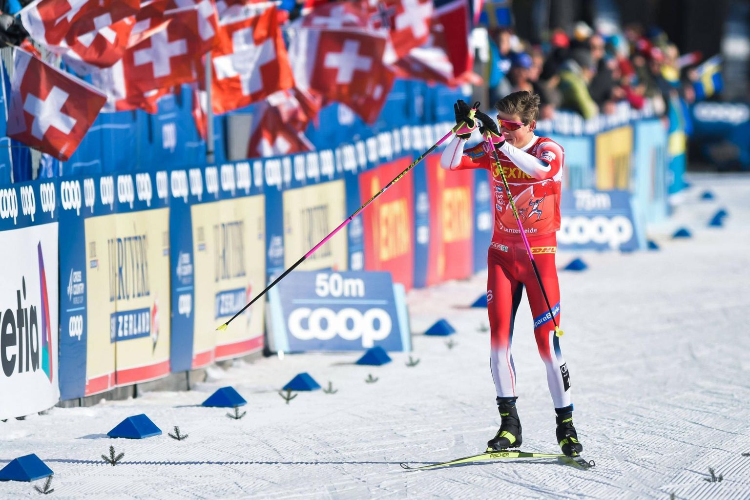 Tour de Ski liider Johannes Høsflot Klæbo tänab Šveitsi suusapublikut.