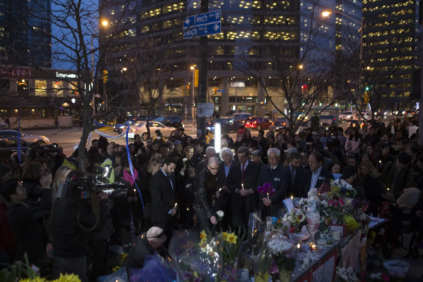Leinajad Torontos küünlaid süütamas.