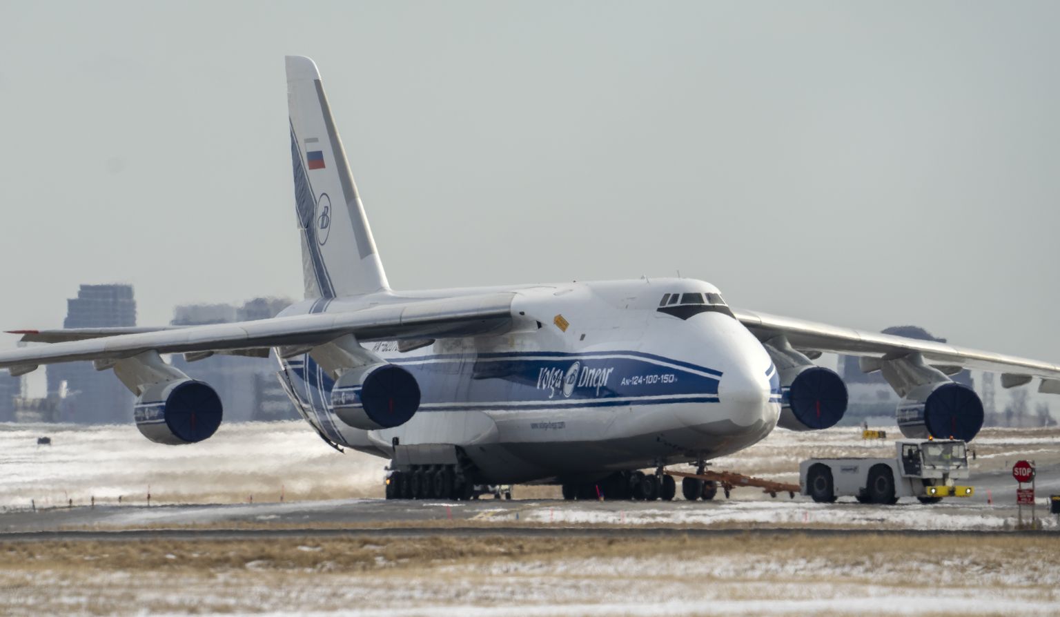 Sanktsioonide alune Venemaal registreeritud Antonov AN-124 Pearsoni lennujaamas  Torontos 28. veebruaril.