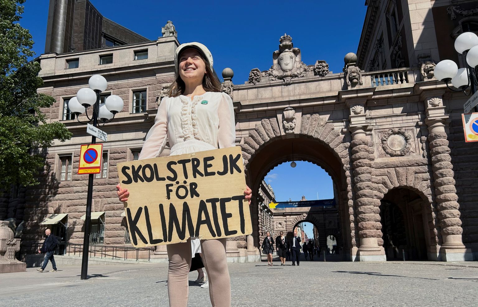 Greta Thunberg oma legendaarse plakatiga 9. juunil 2023 streikimas Stockholmis paralmendihoone juures. Ta sõnul koolistreigid lõppevad, kuna temast saab üliõpilane, kuid ta streigib teisel viisil edasi