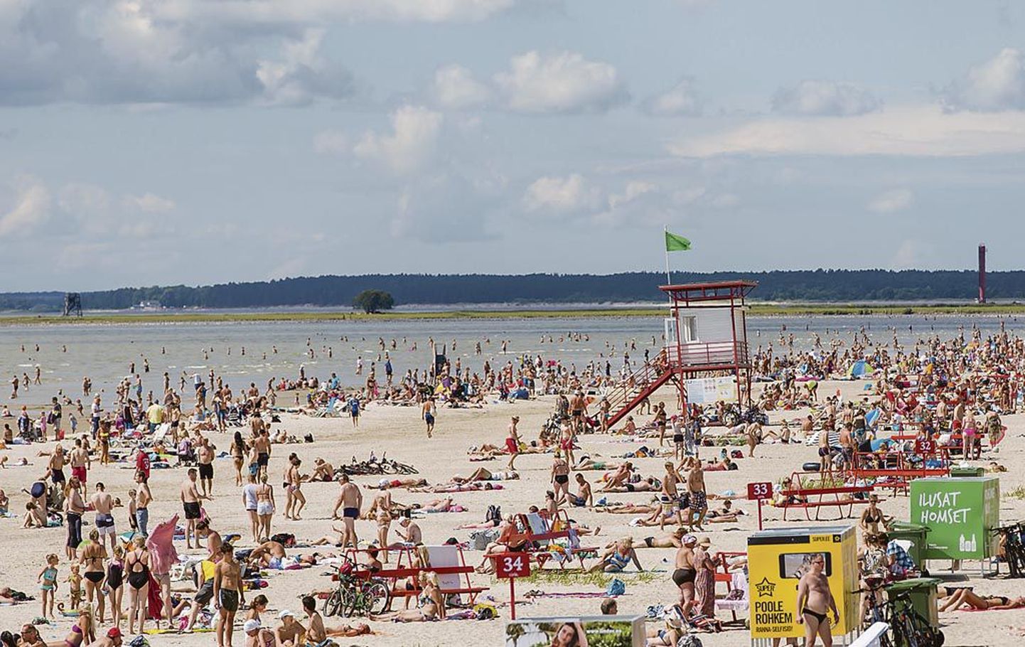 Ilusad ilmad tõid Pärnu randa tuhandeid päevitajaid ja suplejaid.
