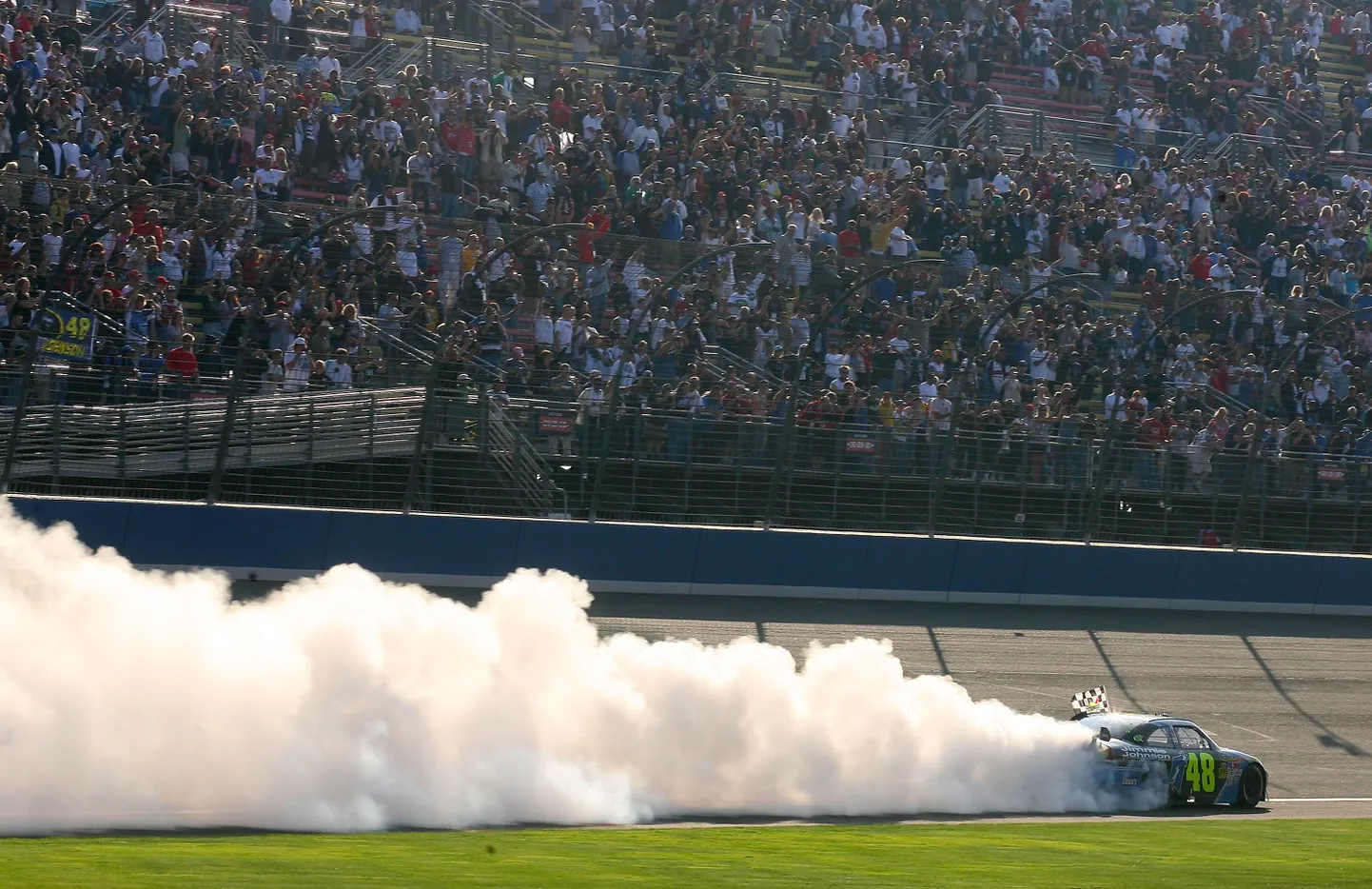 NASCARI sõitja Jimmie Johnsoni auto ajas suitsu välja