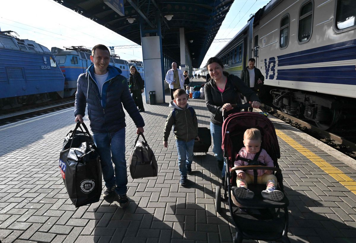 Sieviete ar bērniem Kijivas dzelzceļa stacijā, atgriežoties mājās no Polijas. Stacijā viņu sagaidīja radinieks, kurš palīdz nest somas