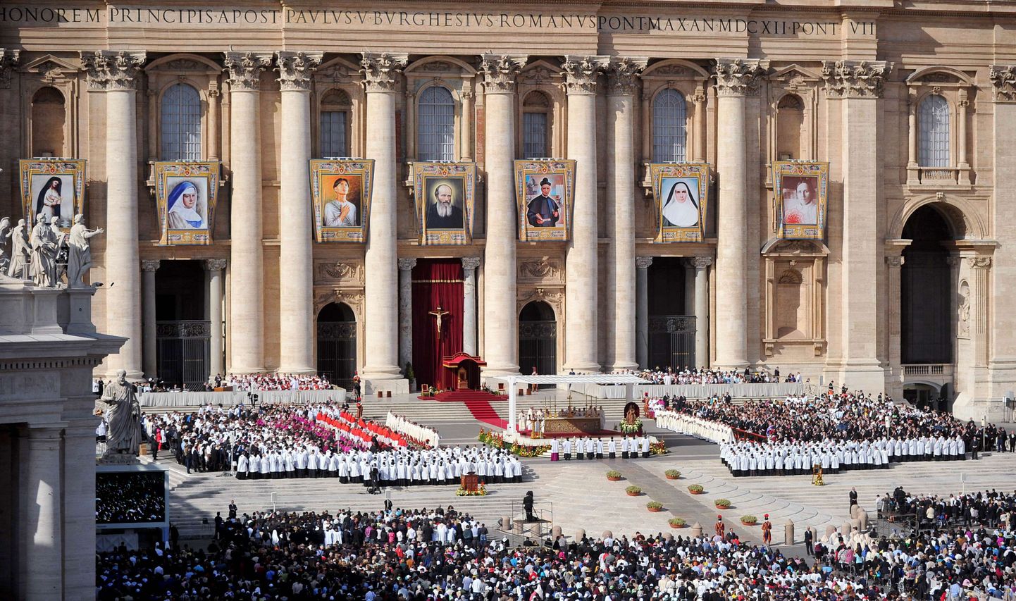 Inimesed täna Vatikanis Püha Peetruse väljakul, kus on näha seitsme uue pühaku pilte.