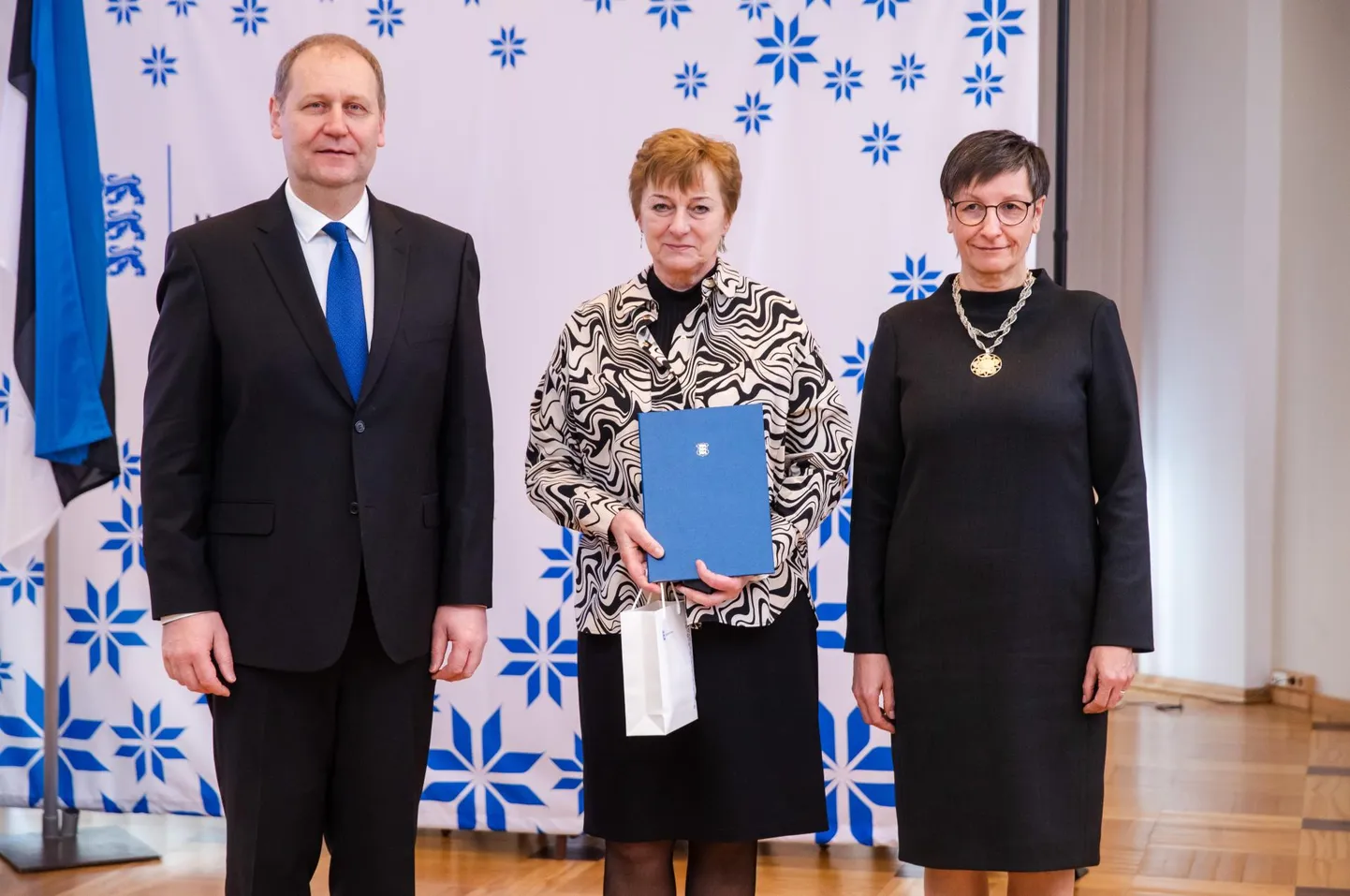 Olustvere taimekasvatusõpetaja Miralda Paivel (keskel) pälvis hõbedase teenetemärgi. Vasakul maaeluminister Urmas Kruuse ja paremal kantsler Tiina Saron.