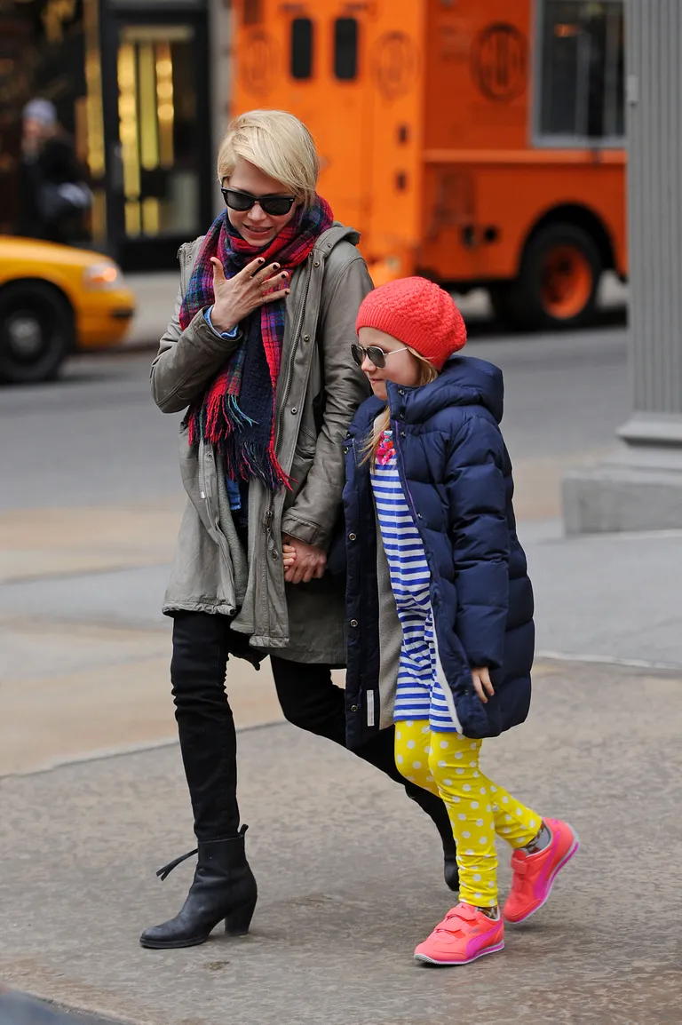 7-aastane Matilda Rose emaga koos Brooklynis jalutamas.