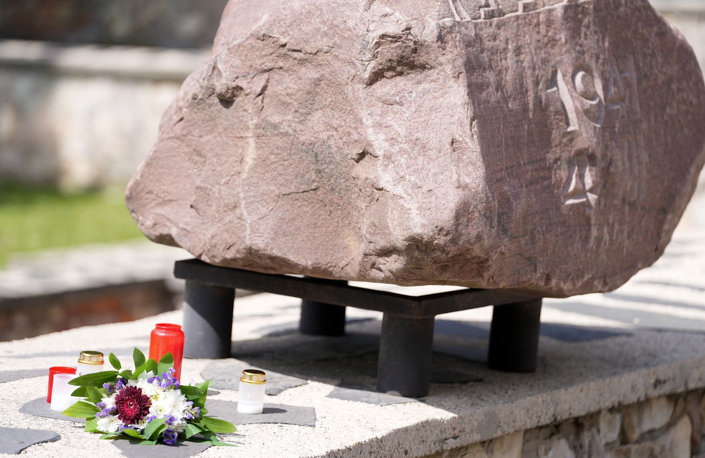 Ziedi pie Holokausta upuru memoriāla Gogoļa ielā Ebreju tautas genocīda upuru piemiņas dienā.