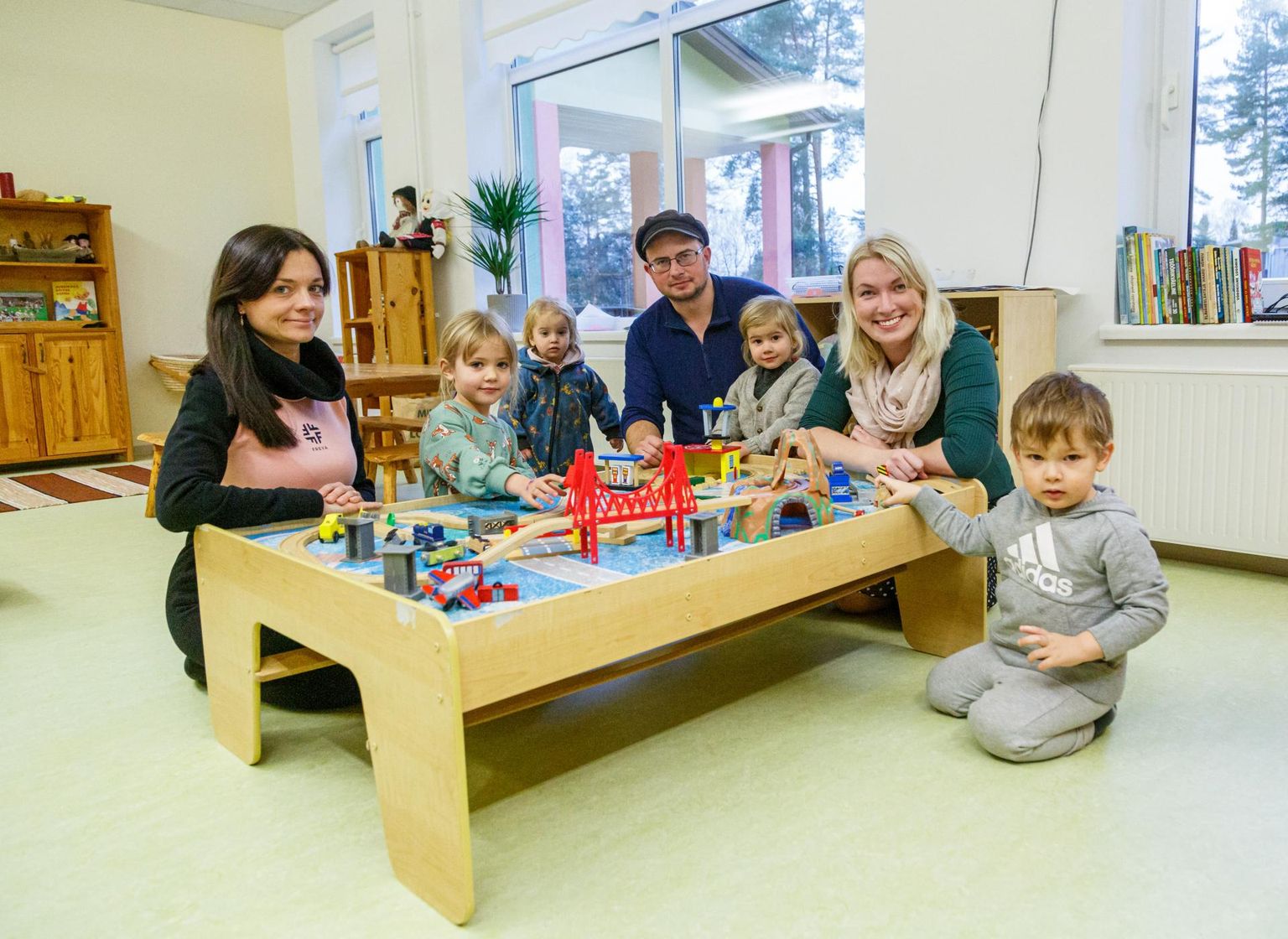 Setokeelne lasteaiarühm sündis lastevanemate koostöös: Liis Samuel (vasakult) aitab ruume sisutada, Toomas Valk ehitab laudu ja toole, Helena Elgindy õpib haridusinnovatsiooni ning on abiks nõu ja jõuga.