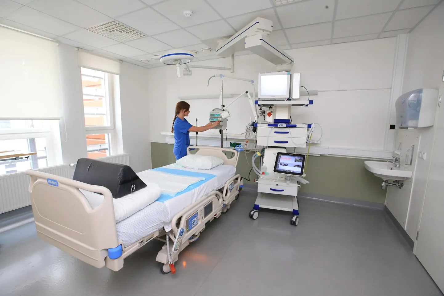 Hingamisaparaadiga isolaator Tartu ülikooli kliinikumi intensiivraviosakonnas, mida sai pildistada suvel, kui haiglas ühtegi koroonapatsienti ei olnud.