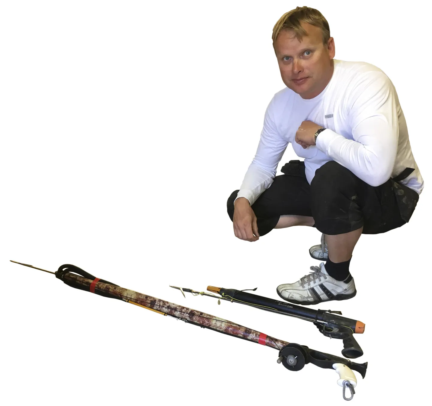 Allveekalastaja ja tema töövahendid. Ühtekokku on Priit Soonetsil viis püssi.