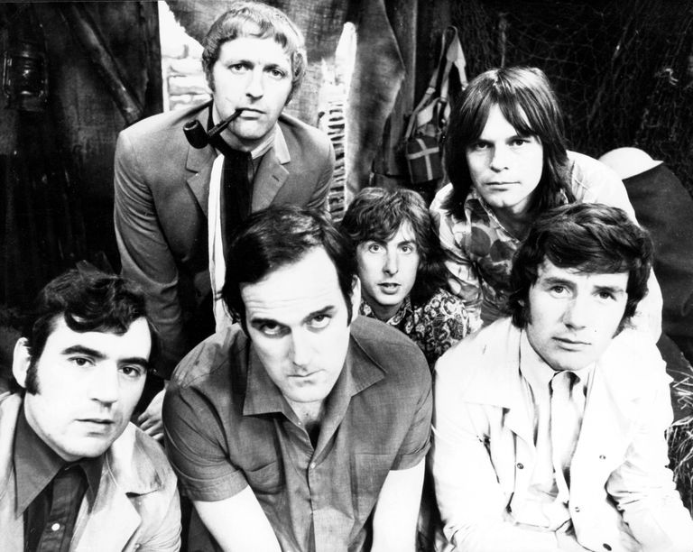Mont Pythoni liikmed: Terry Jones, Graham Chapman, John Cleese, Eric Idle, Terry Gilliam ja Michael Palin (paremal ees)