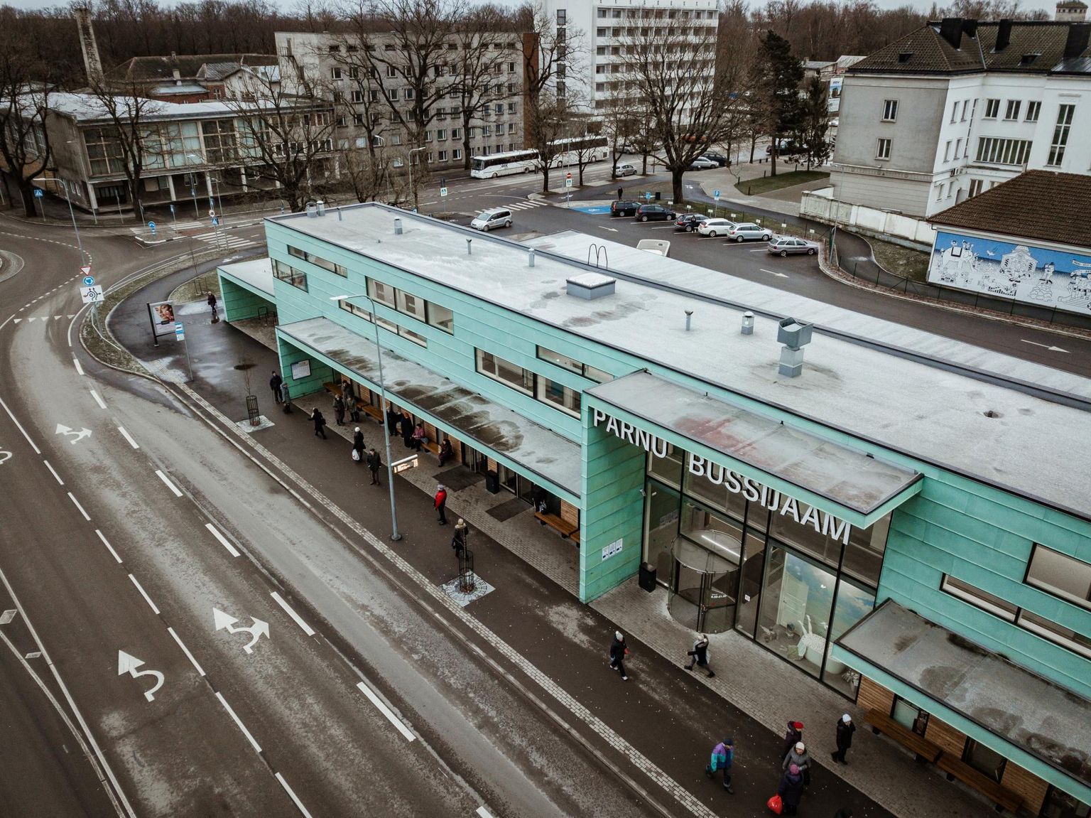 Noortekampade üks eelistatud kogunemiskohti on Pärnu uus bussijaam.